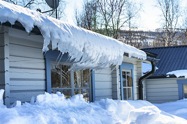 Home-with-ice-dam-and-bent-icicles