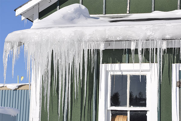 Home-with-long-icicles-and-ice-dam