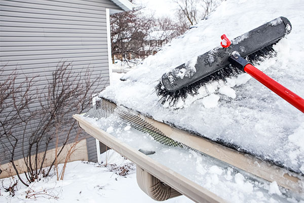 Ice-Dam-Removal-with-a-snow-brush