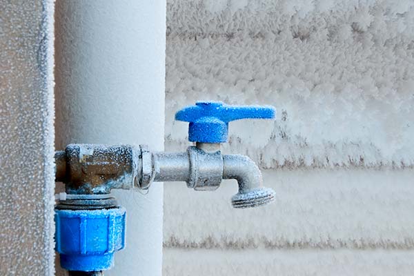 frozen-water-pipe-outside